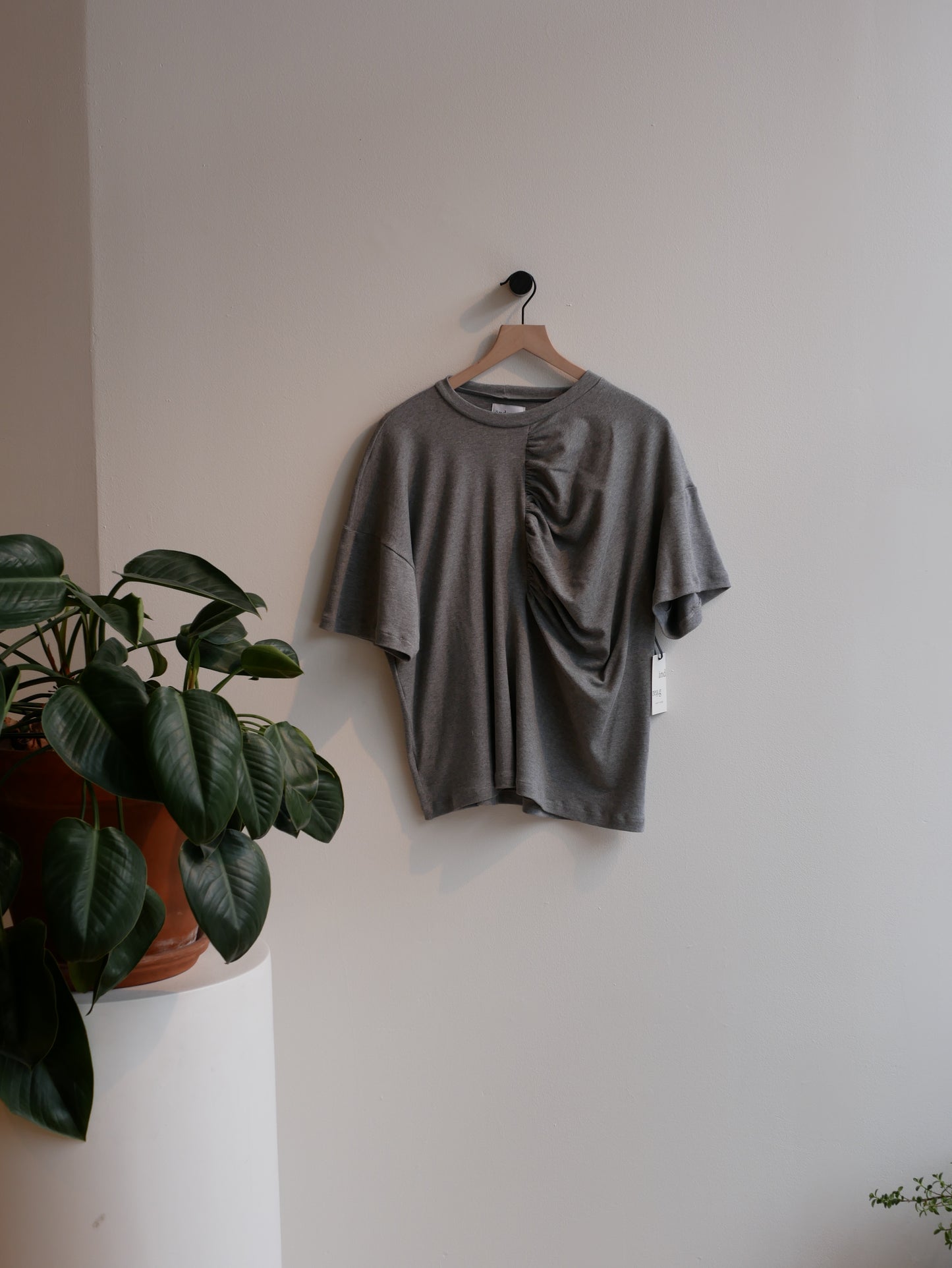 Oversized t-shirt with dropped shoulders and centre front gathering detail made from soft organic cotton.Interlock knit fabric, medium heather grey colour. A classic, elevated basic.