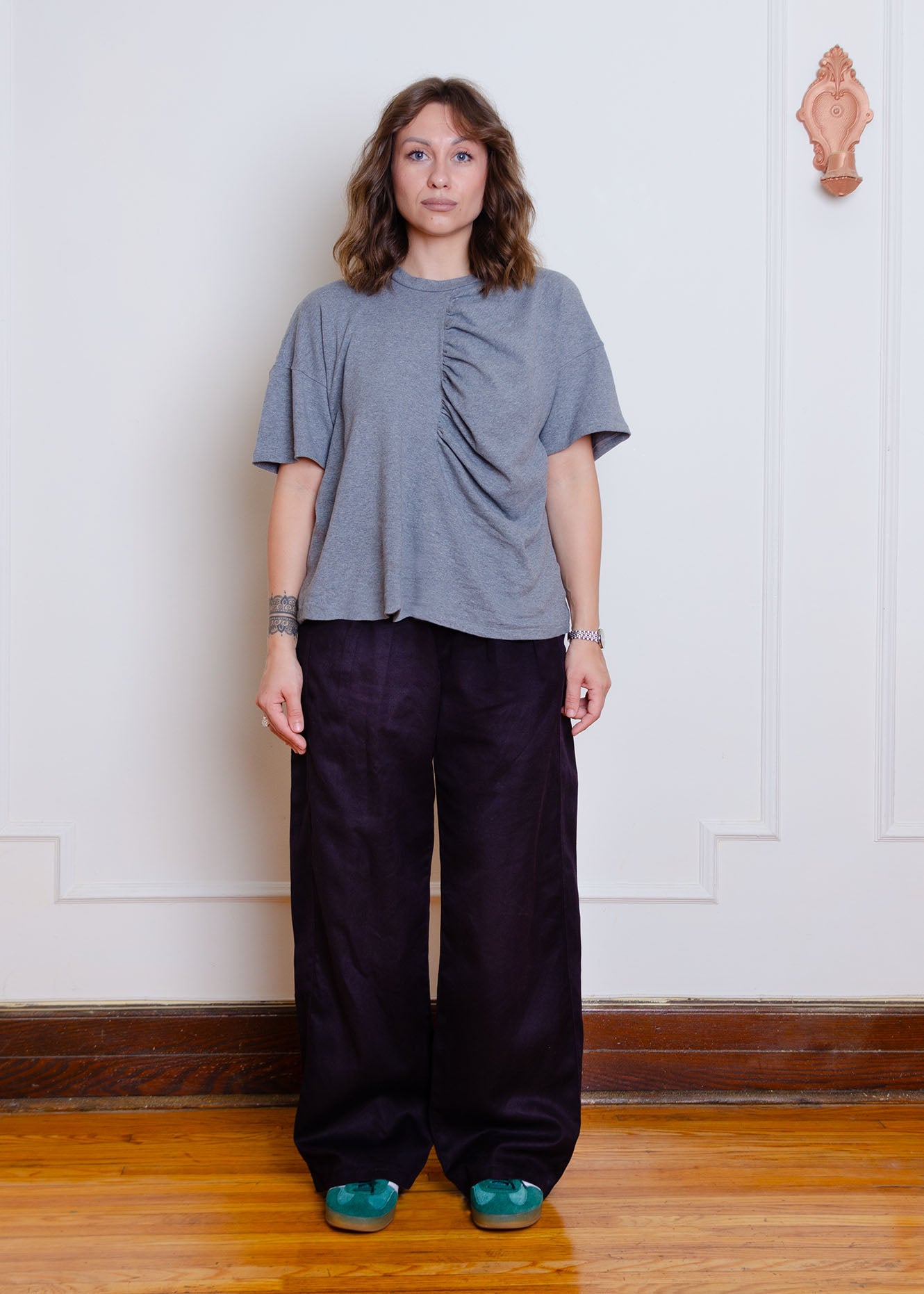 Oversized t-shirt with dropped shoulders and centre front gathering detail made from soft organic cotton.Interlock knit fabric, medium heather grey colour. A classic, elevated basic.