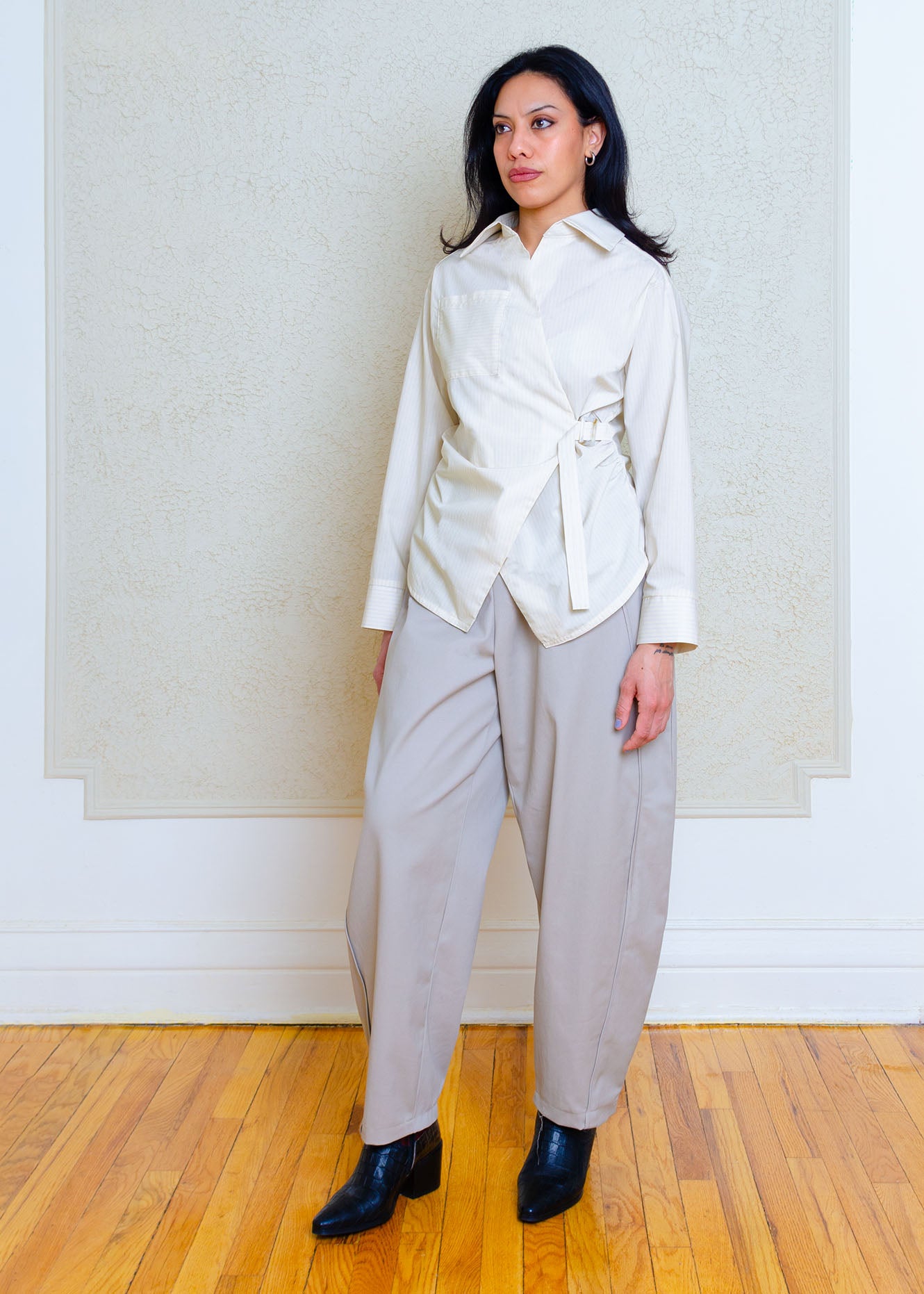 Cotton poplin shirt with asymmetrical front, adjustable waist closure with matte tortoiseshell print slider, gathering at waist side seams, shirt collar & patch pocket.Featuring an exaggerated baseball hem & back darts for a flattering, slightly fitted look.

Lightweight light yellow cotton poplin fabric features a subtle menswear-influenced stripe. 
